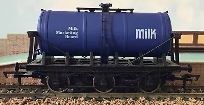 Dapol Milk Marketing Board 6-wheel Milk Tanker Ref:  4F-031-005 (lot 306) • £17.99