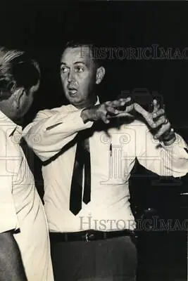 1968 Press Photo Detective D.H. Hadley Explains How He Shot Killed Suspect TX • $15.99