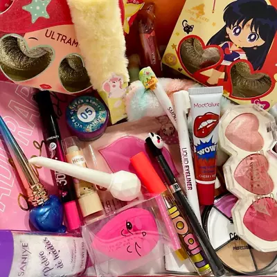 Kawaii Aesthetic Makeup & Accessories Box (10PCs Assorted) • $19.99