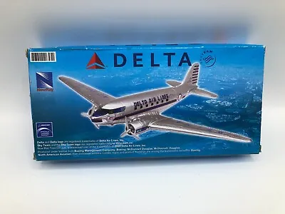 £10.99 • Buy New Ray Delta Airlines DC-3 Passenger Aircraft Simple Assembly Model Kit Gift