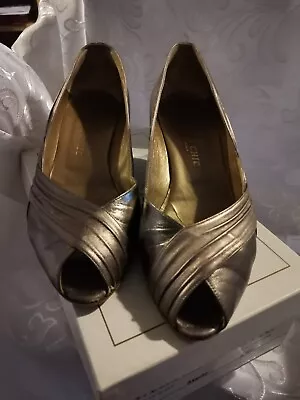 £3 • Buy Vintage Sabrina Chic Italian Leather Bronze Shoes Size 6 (39)