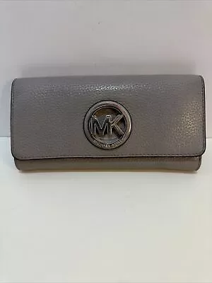 Women’s Michael Kors Full Size Wallet Great Condition Light Grey Silver • $19.99