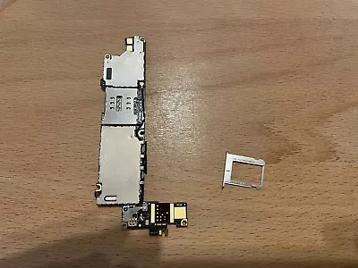 IPhone 4s Motherboard  16GB - Locked • £3