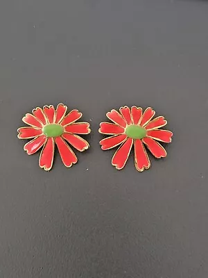 Vintage Enamel On Metal Daisy Flower Earrings Retro 1960s Pierced Gold Tone • $16.97