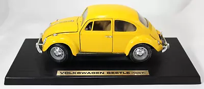 VW Yellow 1967 ClassicVOLKSWAGEN BEETLE W/STAND 1:18 METAL • $19.99