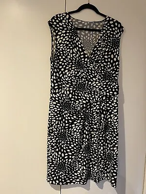 $10 • Buy Ladies Dresses Size 16 Used