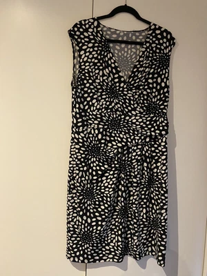 $10 • Buy Ladies Dresses Size 16 Used