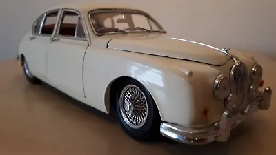 Maisto 1:18 Jaguar MK2 In White  • £12.50