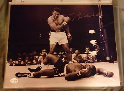 Autographed Muhammed Ali B&W 8x10 Photo (VS COA) • $600