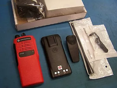  Motorola HT750 UHF 450-512MHz 4 Channel AAH25SDC9AA2AN New  VFD  Red Tested  • $350