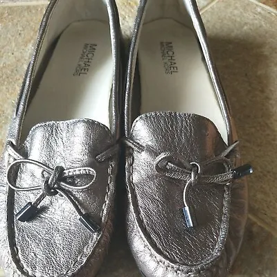 Michael Kors Daisy Moc Flats Metallic Nickel Loafers Leather Bow Sz 7 • $24.99