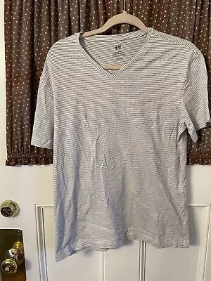 H&M Men's Short Sleeve Slim Fit V-Neck T-shirt Baby Gray W/ Stretch Size Large • $6.99