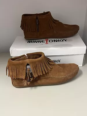 MINNETONKA CONCHO WOMEN’S FEATHER  ANKLE BOOTIE BROWN Moccasin SIZE 9.5 Zip Up • $9.99