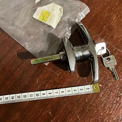 £5 • Buy Garage Door Lock Handle And Lock (1)