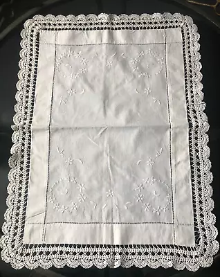 VINTAGE White Lace Crochet Edge Whitework Embroidery Tablecloth Linen 22X16.5in • £11.79