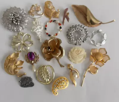 Vintage/Now Jewelry Brooches Lot Of 19 Mixed Some Rhinestone Some Signed #LT118 • $4.99