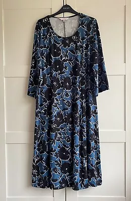 BEAUTIFUL FIT & FLARE STYLE BLUE/BLACK FLORAL PRINT DRESS By JULIPA (Size 16) • £10.50