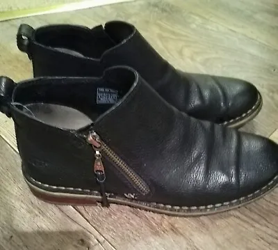 Ladies Black Leather Ugg Boots Size 6.5 • £25.99