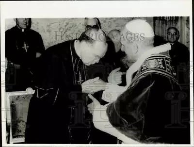 1970 Press Photo Cardinal Terence Cooke Kisses Pope Paul's Ring In Vatican City • $16.88