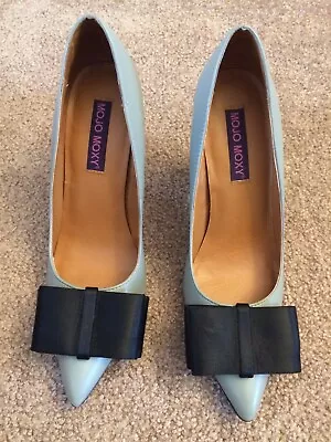 Mojo Moxy Sophia Gray Dress Pumps Heels Black Bow Pointed Toe Leather Shoes 7.5 • $24.99