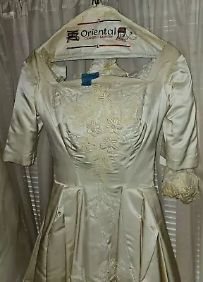 Vintage 1964 Wedding Dress With Tulle Pettycoat & Train • $549.17