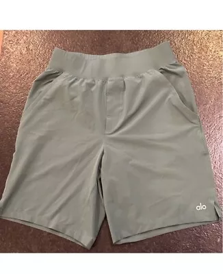 Alo Yoga Men Size Small Green Repetition Shorts • $34.99