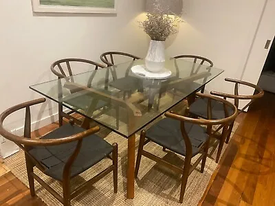 $800 • Buy Dining Table And Chairs 