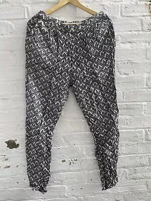 H&M Ladies Black And White Art Deco Print Trousers - Size 10 (EUR 38) • £4.99