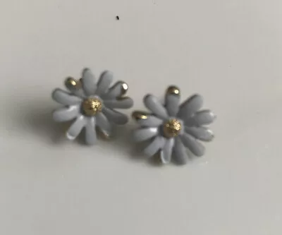 Vintage Enamel White Daisy Post Earrings • $6.99