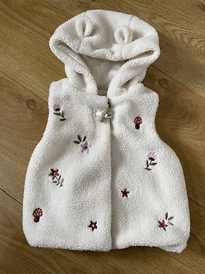 NUTMEG BABY HOODED GILET FLOWERS MUSHROOM EMBROIDERED -CREAM- AGE 9-12 Months • £4.99