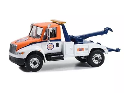 International Durastar 4400 Tow Truck - Gulf Oil 1:64 Model - Greenlight 30471 • $22.95