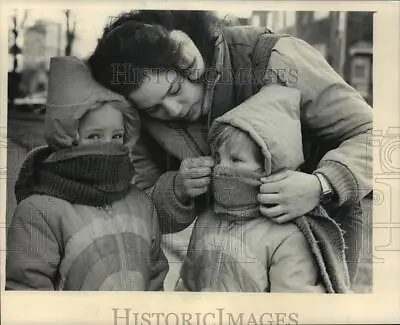 1986 Press Photo Tammy Kern Made Sure Rhianna & Tabatha Hafmann Were Warm • $15.99