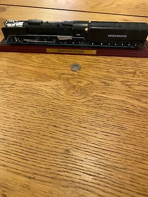 Atlas Editions Union Pacific Fef Class Ccollectable Model Locomotive On Stand • £8.99