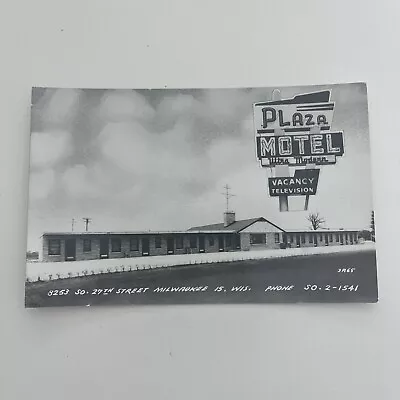 ROADSIDE Photo Postcard--WISCONSIN--Milwaukee--Plaza Motel ULtra Modern-27th St • $0.99