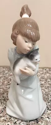 Lladro #5712  Sleepy Kitten  Porcelain Glossy Figurine Girl Holding Cat Spain • $44.99