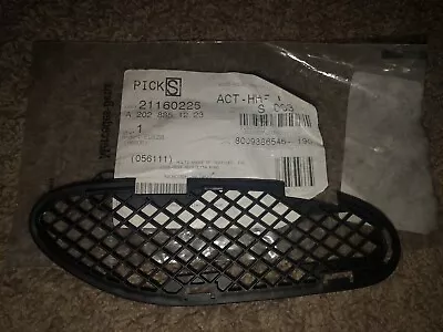 Mercedes-Benz A2028851223 W202 Front Bumper Grill Cover Right Genuine OEM • $12.50