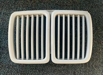 BMW E30 Front Kidney Grille  51.13.1 945 877 USED OEM  • $20