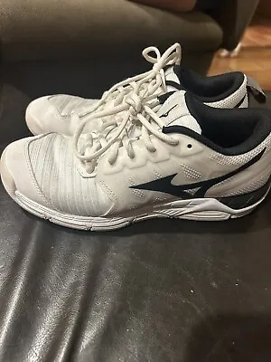 Mizuno Girls Volleyball Shoes Size 8 • $25