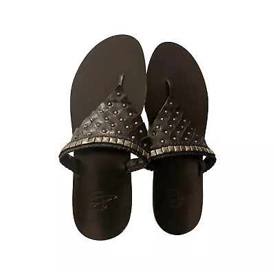 B MAKOWSKY 'Grace' Women's Thong Black Leather Flat Sandal Sz 9M • $48