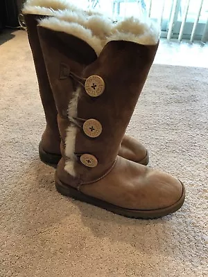 Uggs Triple Bailey Button • $100