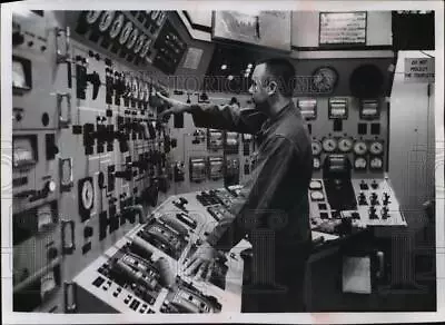 1966 Press Photo A Navy Technician Checked The Console Of The McMurdo Station • $19.99