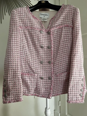 £750 • Buy Chanel Pink And White Textured Double Breasted Jacket Sz.46