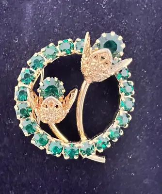 Vintage Elegant Filigree Floral Prong Set Floral Emerald Green Gold Tone Brooch • $16.50