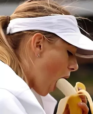 Maria Sharapova - Just Eating A Banana During Change Over !! • $2.22