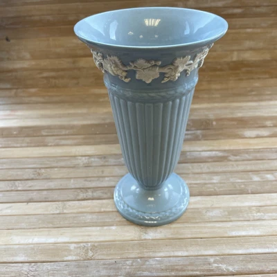 £20 • Buy Vintage Wedgwood Etruria & Barlaston Queens Ware Vase 6 1/2 Inches Blue/white