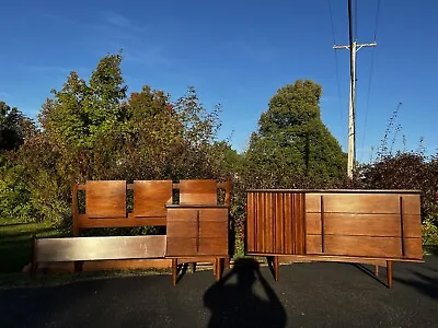 Mid Century United 4pc Walnut Queen Bedroom Set • $1995