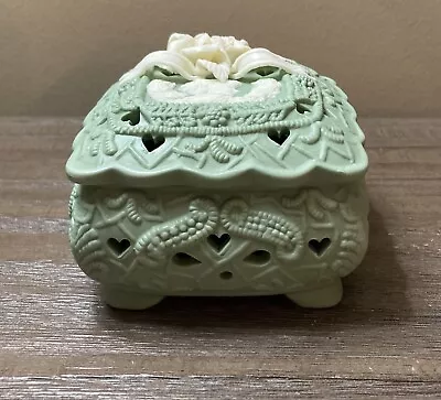 VINTAGE JASPERWARE CAMEO LADY & ROSES TRINKET BOX-Bisque Green Porcelain • $19.95