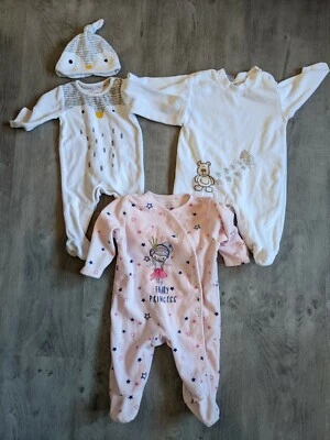£2 • Buy 3x Babies Plush Fleece Sleep Suits 0-3 Months With Hat