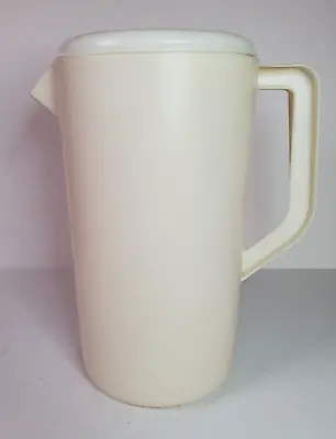 Rubbermaid Pitcher 2 1/4 Quart Almond With White Lid  2445 Half Gallon Vintage • $12.95