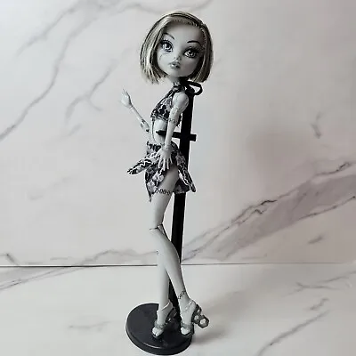 Monster High Frankie Stein Skull Shores Black And White Doll 2011 With Stand • $39.99